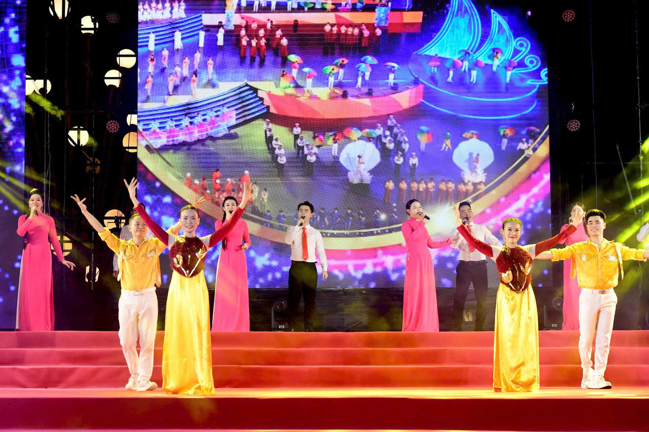 Chương trình nghệ thuật tại lễ khai mạc Ngày Văn hóa, Du lịch Khánh Hòa tại Quảng Trị năm 2026, với những tiết mục tái hiện vẻ đẹp văn hóa, con người và khát vọng vươn xa. (Ảnh: Sở VH, TT và DL Quảng Trị)