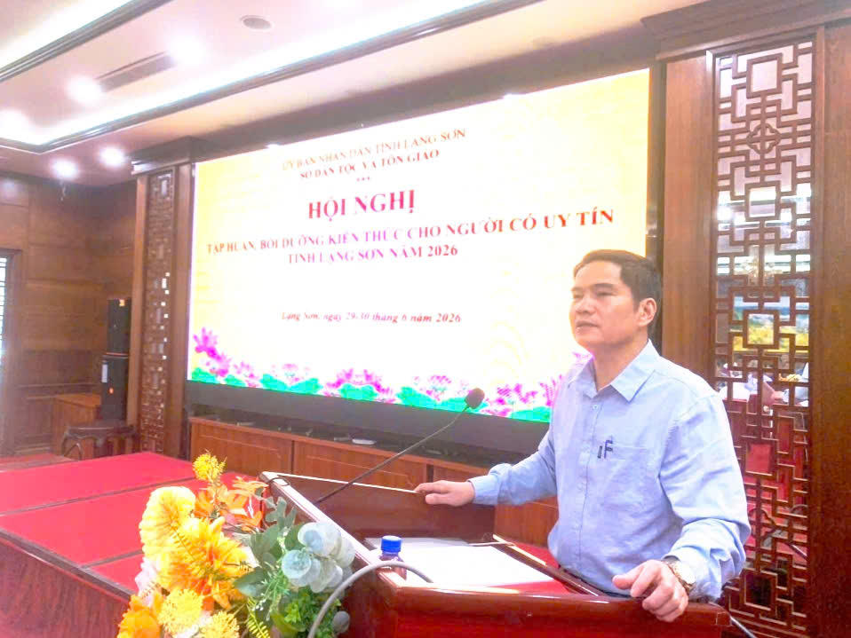 Hình ảnh: Đồng chí Lâm Văn Viên, Phó Giám đốc Sở phát biểu tại Hội nghị tập huấn, bồi dưỡng kiến thức cho người có uy tín tỉnh Lạng Sơn năm 2026. Ảnh: Sở Dân tộc và Tôn giáo tỉnh Lạng Sơn.