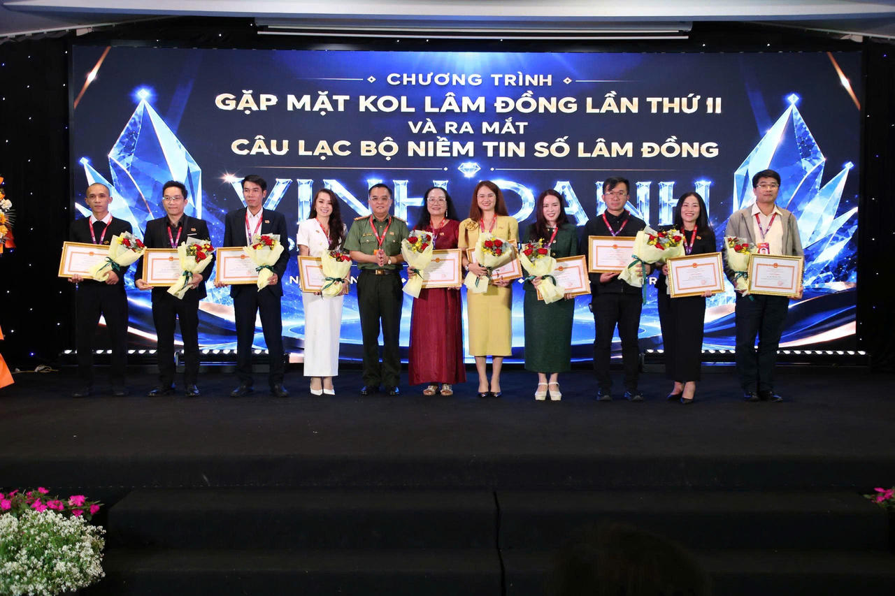 Công an Lâm Đồng tặng Giấy khen cho các KOL lan toả thông tin tích cực trên địa bàn. Ảnh: M.L.