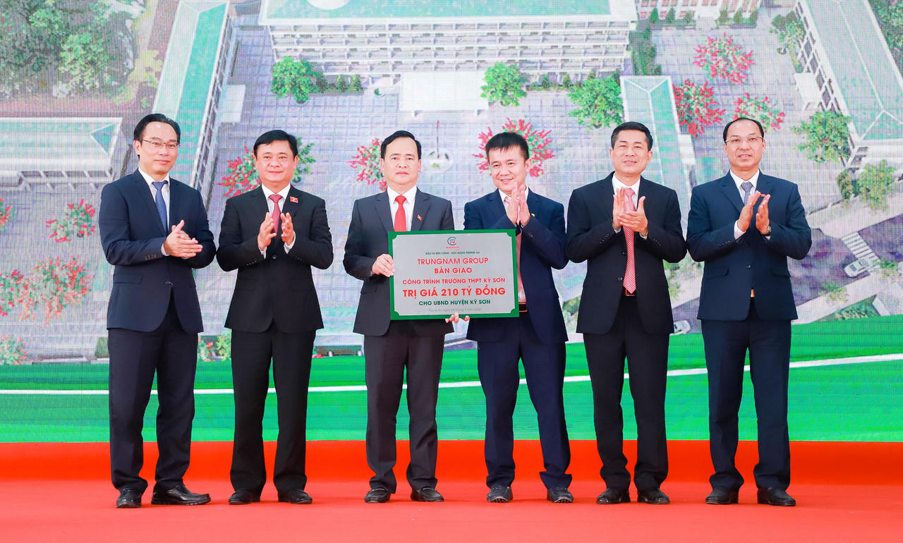 Ông Nguyễn Tâm Thịnh (thứ ba từ phải qua) trao biển bàn giao công trình Trường THPT Kỳ Sơn cho huyện Kỳ Sơn.