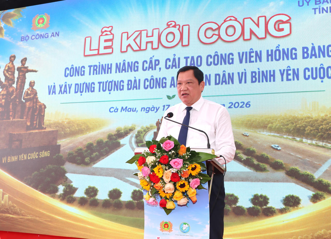 Ông Lâm Văn Bi - Phó Chủ tịch Thường trực UBND tỉnh Cà Mau, phát biểu khai mạc buổi lễ (Ảnh: Trọng Nguyễn).