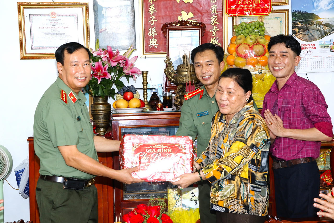 Thượng tướng Lê Tấn Tới thăm gia đình được hỗ trợ xây dựng nhà Đại đoàn kết tại Cà Mau