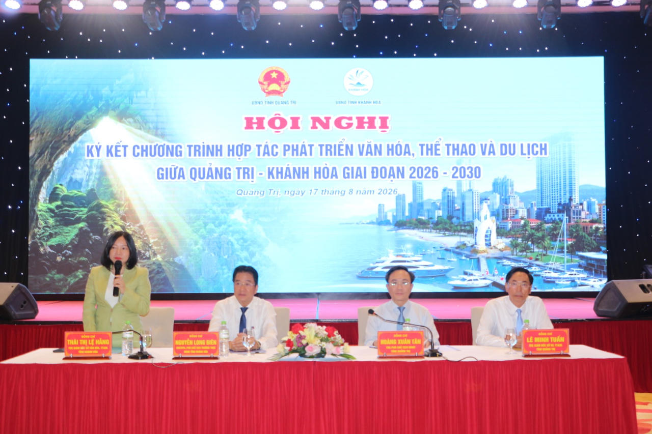 Lãnh đạo tỉnh Quảng Trị và Khánh Hòa chủ trì Hội nghị ký kết Chương trình hợp tác phát triển văn hóa, thể thao và du lịch giai đoạn 2026-2030. (Ảnh: Minh Phương)