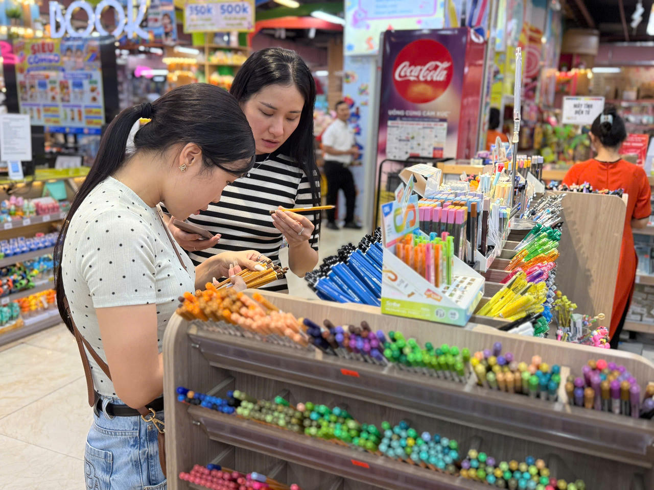 Sôi động thị trường đồ dùng học tập trước thềm năm học mới