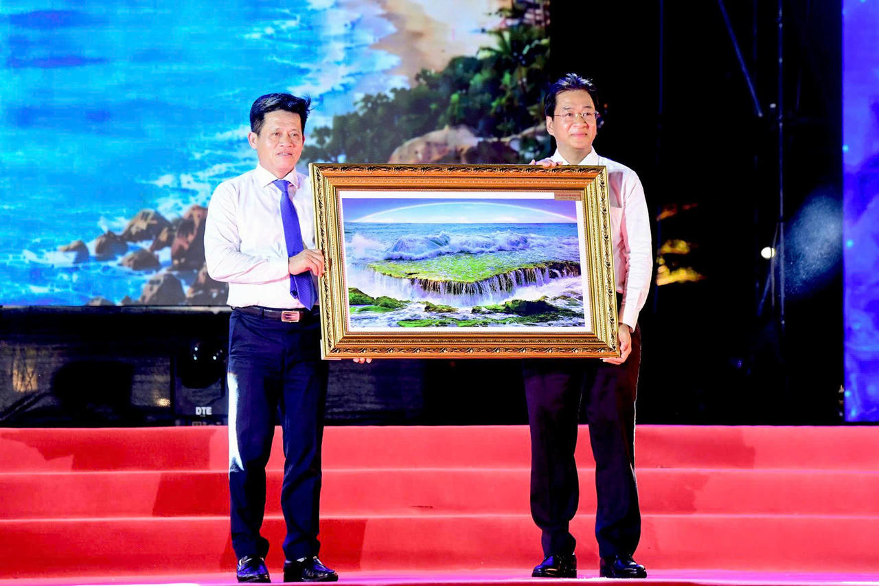 Lãnh đạo tỉnh Khánh Hòa và Quảng Trị trao tặng bức tranh lưu niệm, thể hiện tình cảm và sự gắn kết giữa hai địa phương. (Ảnh: Sở VH, TT và DL Quảng Trị)