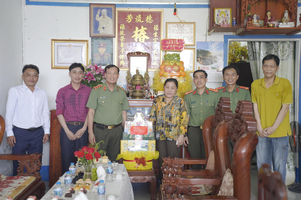 Thượng tướng Lê Tấn Tới thăm gia đình được hỗ trợ xây dựng nhà Đại đoàn kết tại Cà Mau