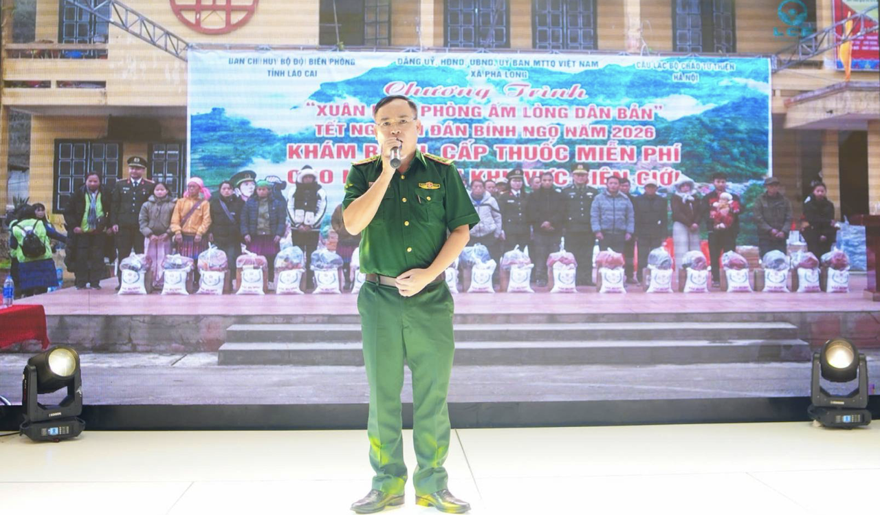 Thượng tá Nguyễn Đình Quang, Phó Chủ nhiệm Chính trị Bộ đội Biên phòng tỉnh Lào Cai phát biểu tại buổi lễ.