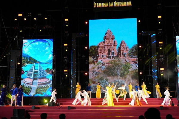'Từ miền hoa lửa đến vịnh ngọc xanh' - Kết nối văn hóa, du lịch miền Trung 'Từ miền hoa lửa đến vịnh ngọc xanh' - Kết nối văn hóa, du lịch miền Trung