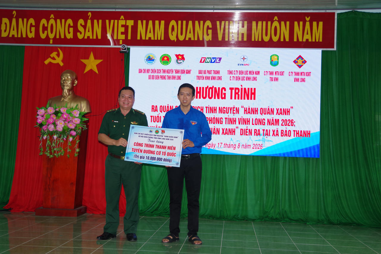 Ban Chỉ huy Chiến dịch tình nguyện "Hành quân xanh" BĐBP tỉnh Vĩnh Long năm 2026 trao tặng công trình thanh niên tuyến đường cờ Tổ Quốc trị giá 10 triệu đồng. Ảnh: Trần Giỏi