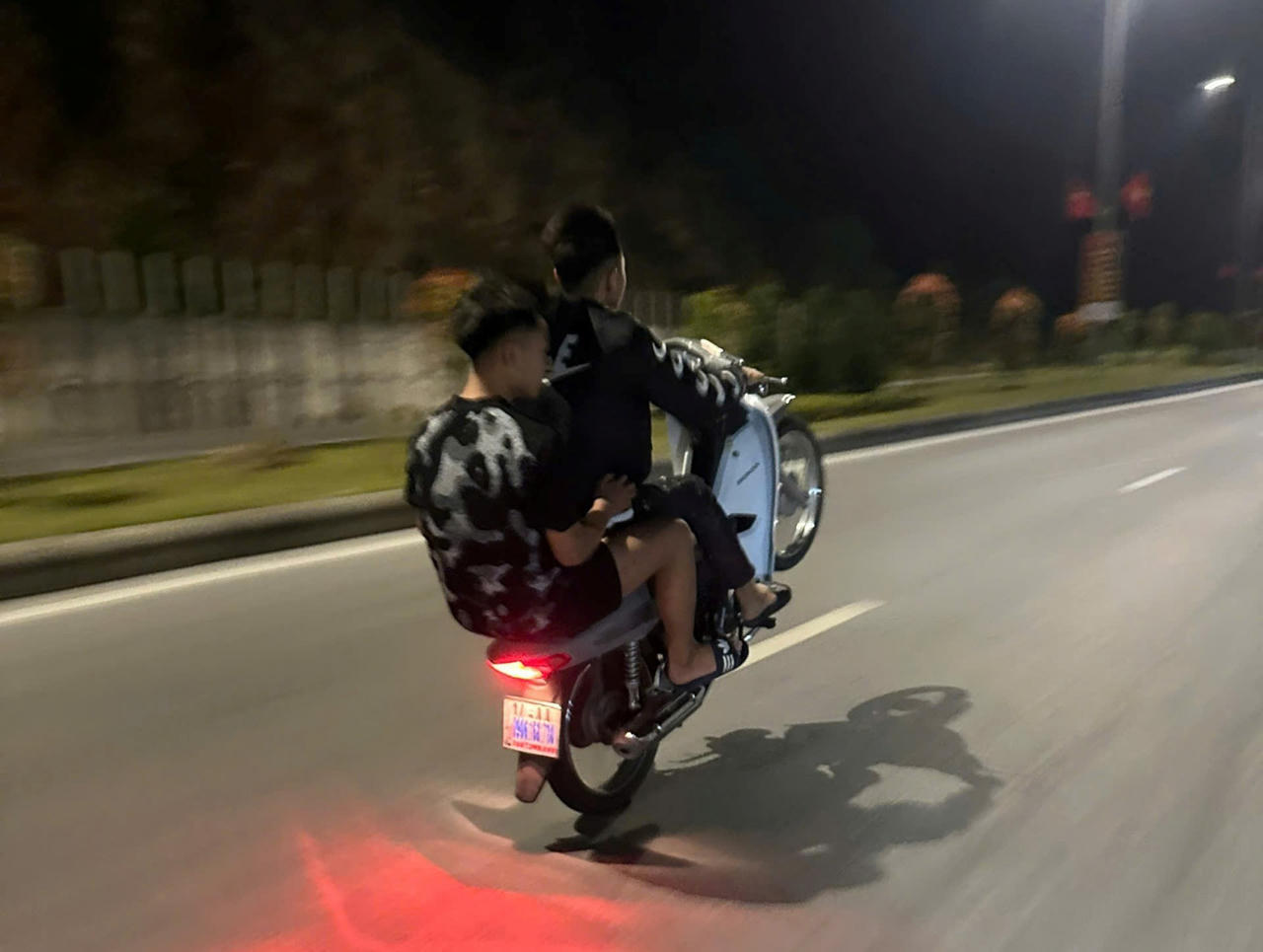 Đề nghị truy tố 13 thanh, thiếu niên tháo biển số, bốc đầu xe trên đường bao biển Hạ Long