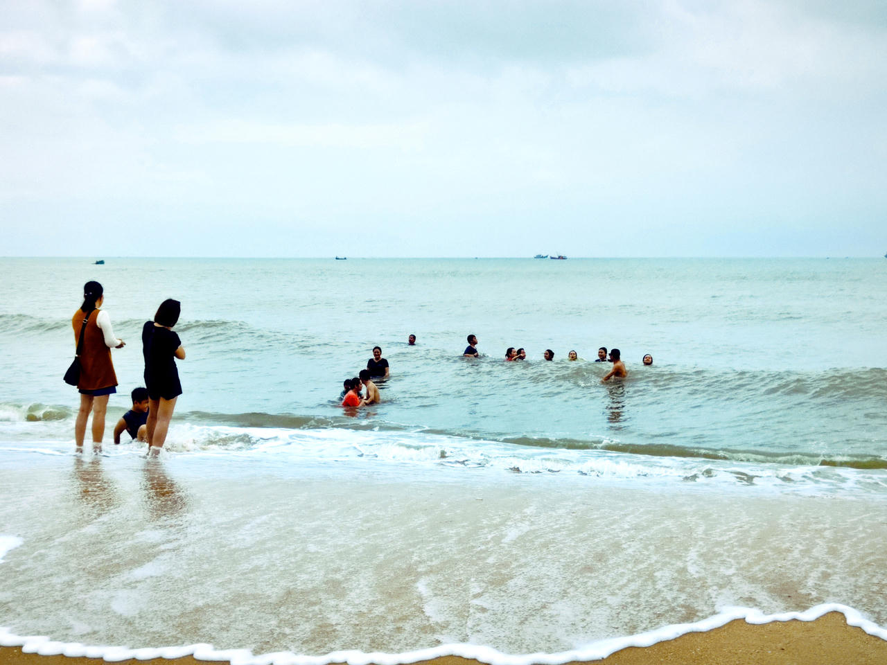 Người dân đi tham quan, tắm biển tại bãi biển Vũng Tàu. Ảnh Trường Giang