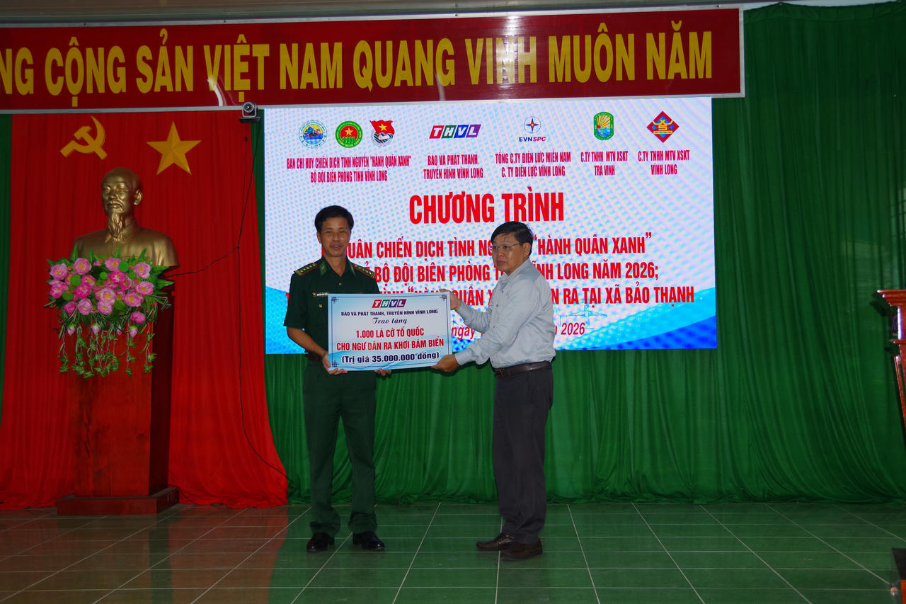 Báo và Phát thanh, truyền hình Vĩnh Long trao tặng 1.000 cờ Tổ quốc cho ngư dân bám biển. Ảnh: Trần Giỏi