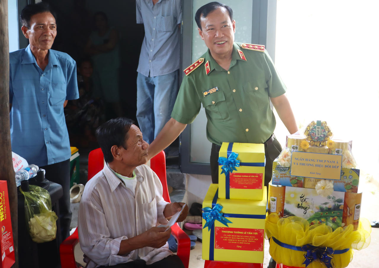Thượng tướng Lê Tấn Tới thăm gia đình được hỗ trợ xây dựng nhà Đại đoàn kết tại Cà Mau