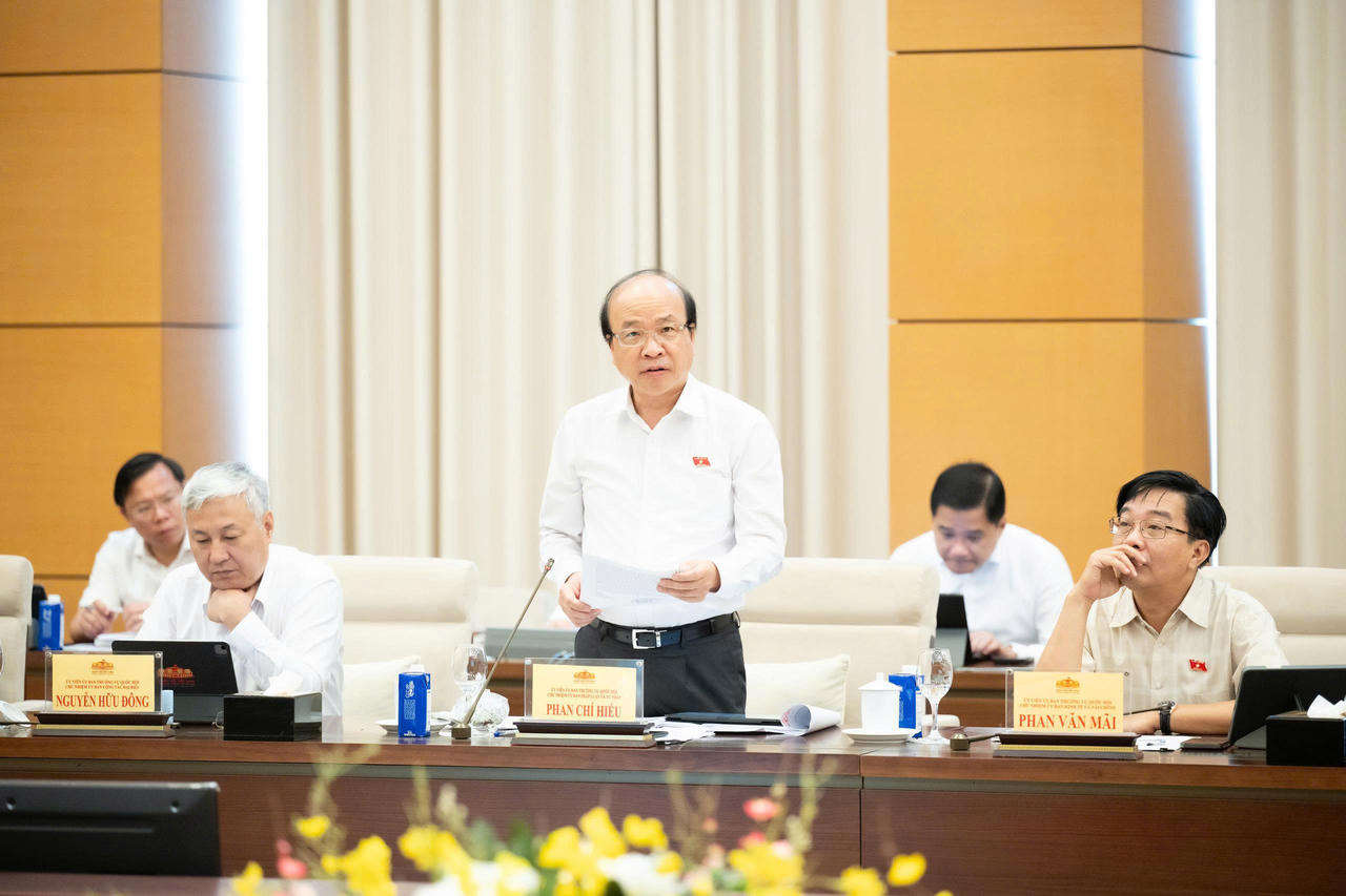 Chủ nhiệm Ủy ban Pháp luật và Tư pháp Phan Chí Hiếu báo cáo tại phiên họp. Ảnh: Quochoi.vn