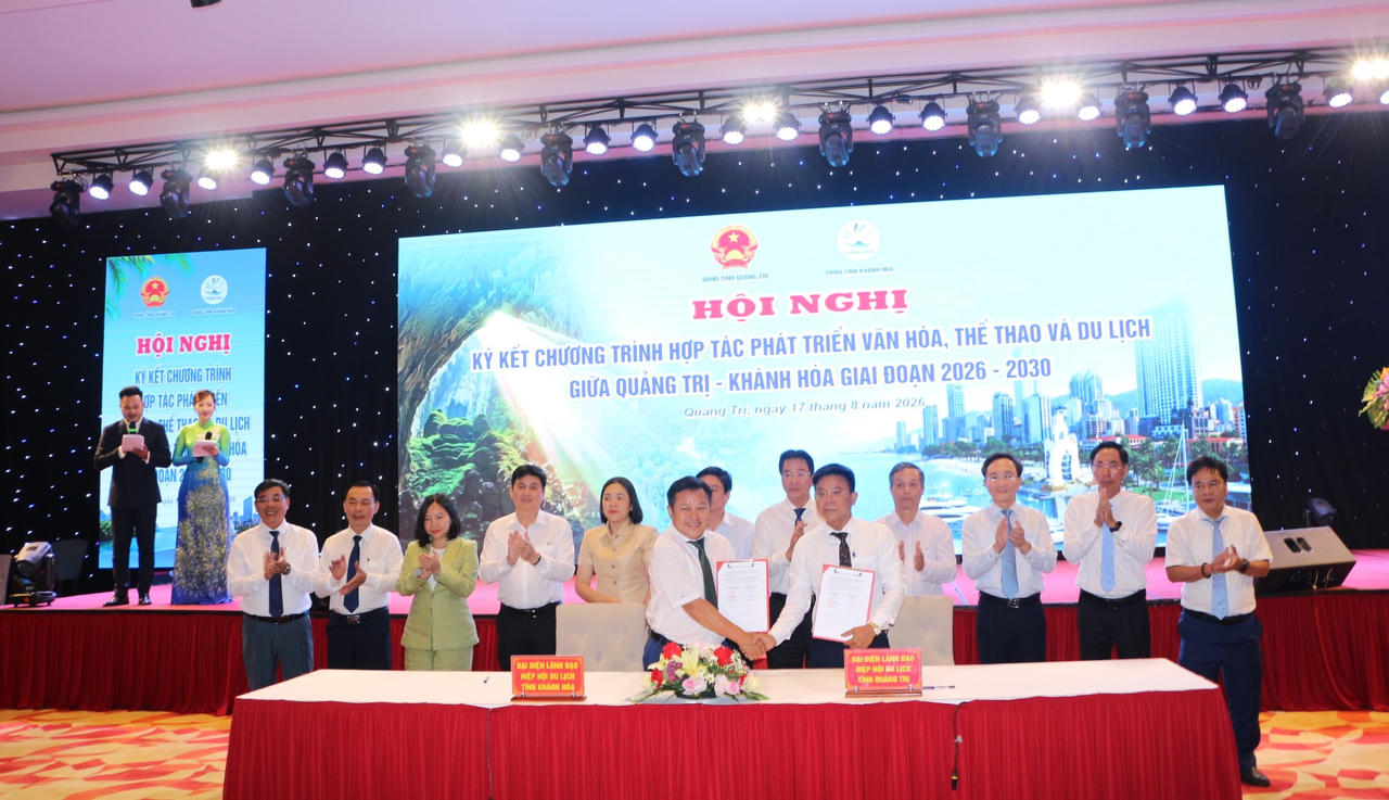 Đại diện Hiệp hội Du lịch tỉnh Quảng Trị và Khánh Hòa ký kết hợp tác phát triển du lịch. (Ảnh: Minh Phương)