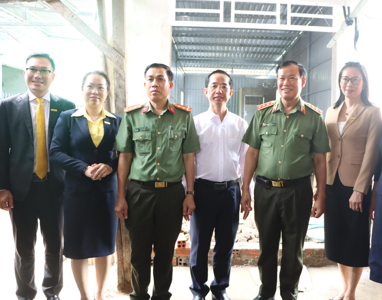 Thượng tướng Lê Tấn Tới thăm gia đình được hỗ trợ xây dựng nhà Đại đoàn kết tại Cà Mau