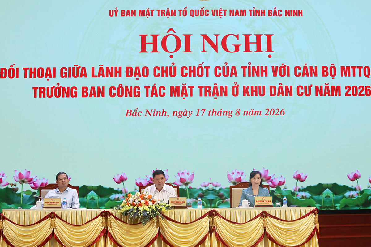 Bí thư Tỉnh ủy Nguyễn Hồng Thái (ảnh giữa); Chủ tịch UBND tỉnh Phạm Hoàng Sơn (ảnh trái) và Chủ tịch Ủy ban MTTQ tỉnh Nguyễn Thị Hà chủ trì buổi đối thoại. (Ảnh Cổng TTĐT Bắc Ninh)