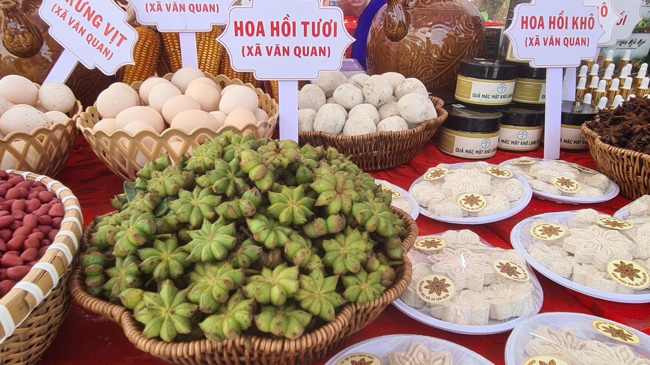 Một số sản phẩm nông nghiệp tiêu biểu của xã Văn Quan tại sự kiện. Ảnh: Minh Hữu
