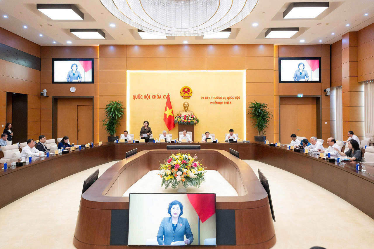 Phó Chủ tịch Quốc hội Nguyễn Thị Hồng điều hành nội dung phiên họp. Ảnh: Quochoi.vn