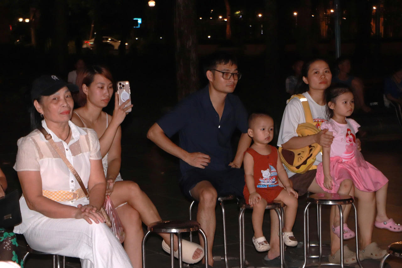 Khán giả hào hứng đón nhận chương trình.
