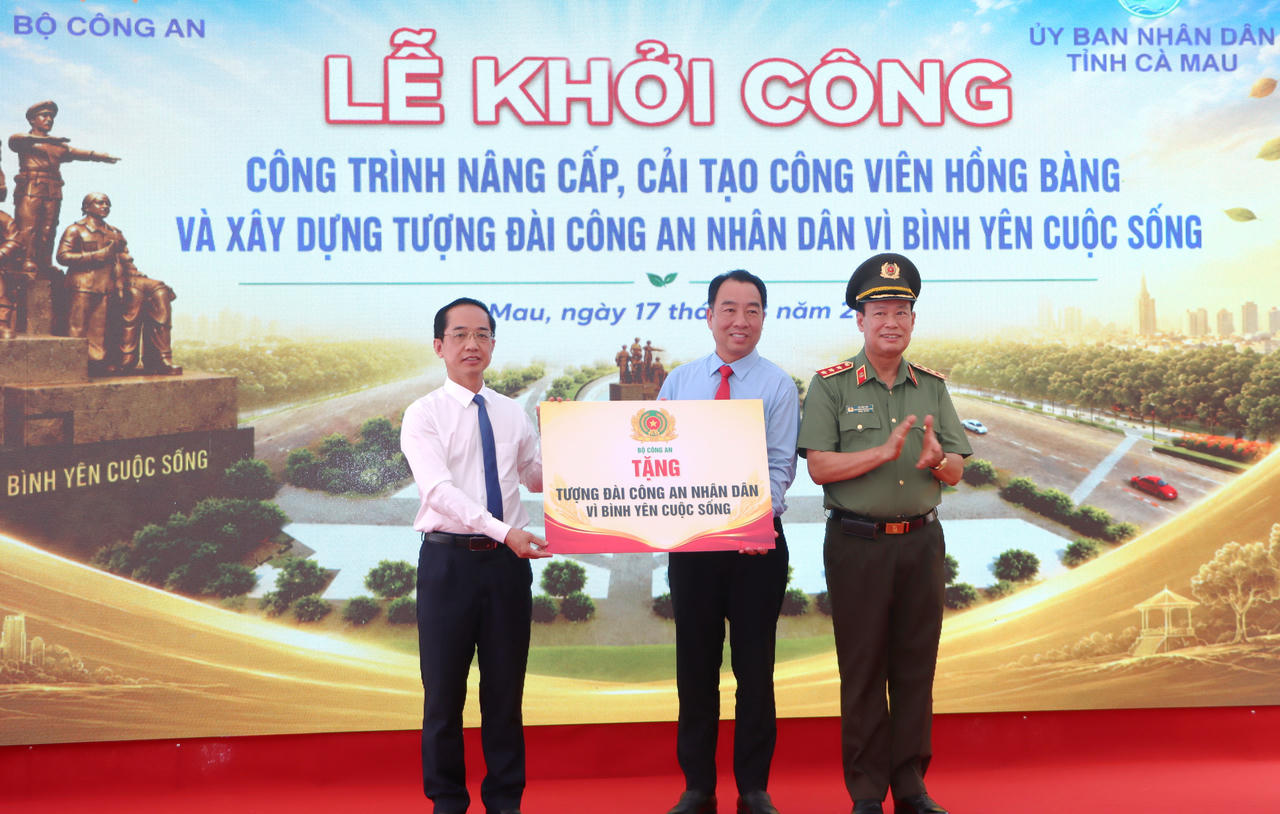 Thượng tướng Lê Tấn Tới trao bảng tượng trưng của Bộ Công an hỗ trợ xây dựng Tượng đài Công an nhân dân “Vì bình yên cuộc sống” (Ảnh: Trọng Nguyễn).