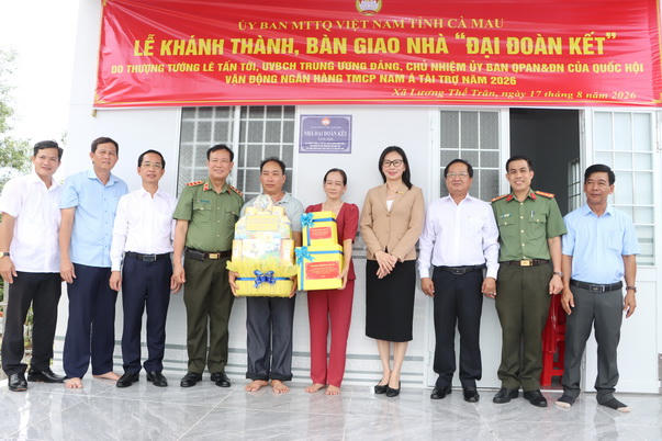 Thượng tướng Lê Tấn Tới thăm gia đình được hỗ trợ xây dựng nhà Đại đoàn kết tại Cà Mau
