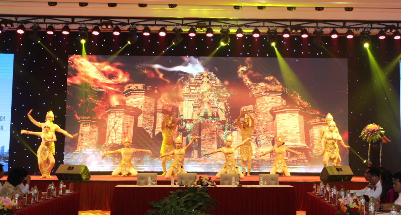 Tiết mục nghệ thuật mang đậm sắc màu văn hóa Chăm tại Hội nghị ký kết Chương trình hợp tác phát triển văn hóa, thể thao và du lịch giữa Quảng Trị - Khánh Hòa giai đoạn 2026-2030. (Ảnh: Minh Phương)