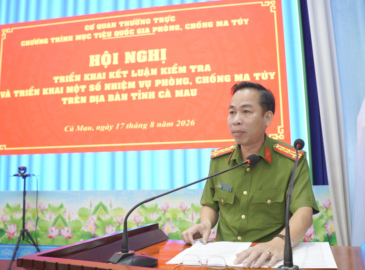 Đại tá Đặng Văn Hữu - Trưởng phòng Cảnh sát điều tra tội phạm về ma túy, Công an tỉnh Cà Mau phát biểu tại Hội nghị (Ảnh: HĐ).