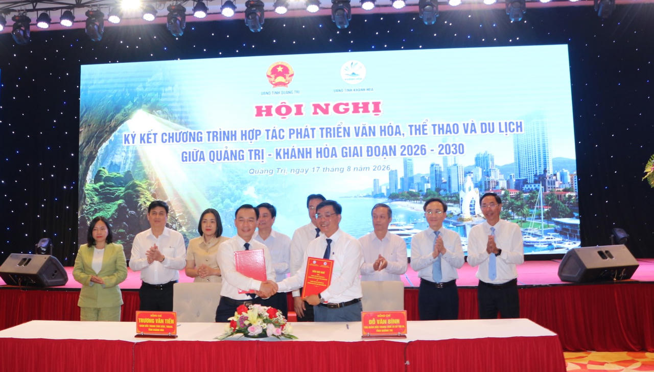 Đại diện Trung tâm Xúc tiến Đầu tư, Thương mại và Du lịch tỉnh Quảng Trị và Khánh Hòa ký Bản ghi nhớ hợp tác. (Ảnh: Minh Phương)