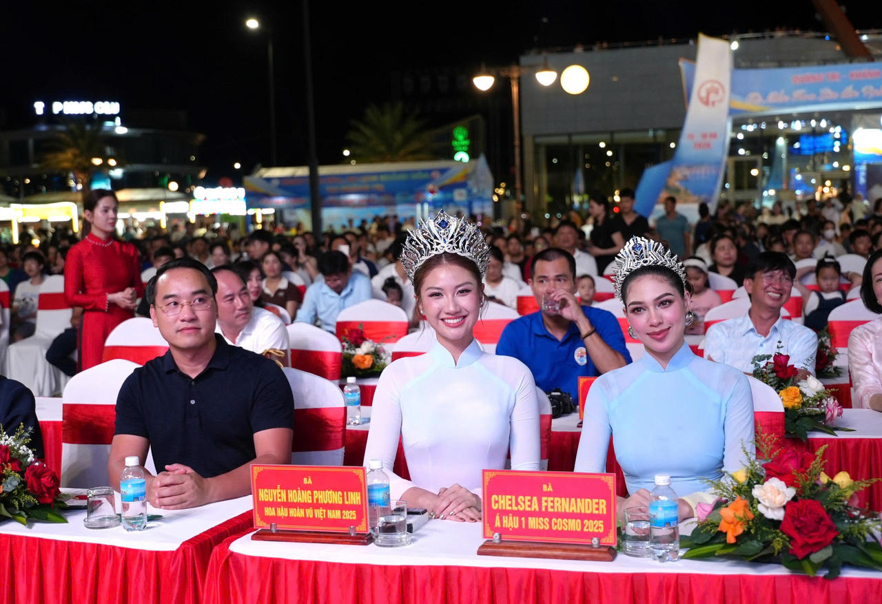 Hoa hậu Việt Nam 2025 Nguyễn Hoàng Phương Linh và Á hậu 1 Miss Cosmo 2025 Chelsea Fernandez tham dự Ngày Văn hóa, Du lịch Khánh Hòa tại Quảng Trị năm 2026. (Ảnh: T.Đ)