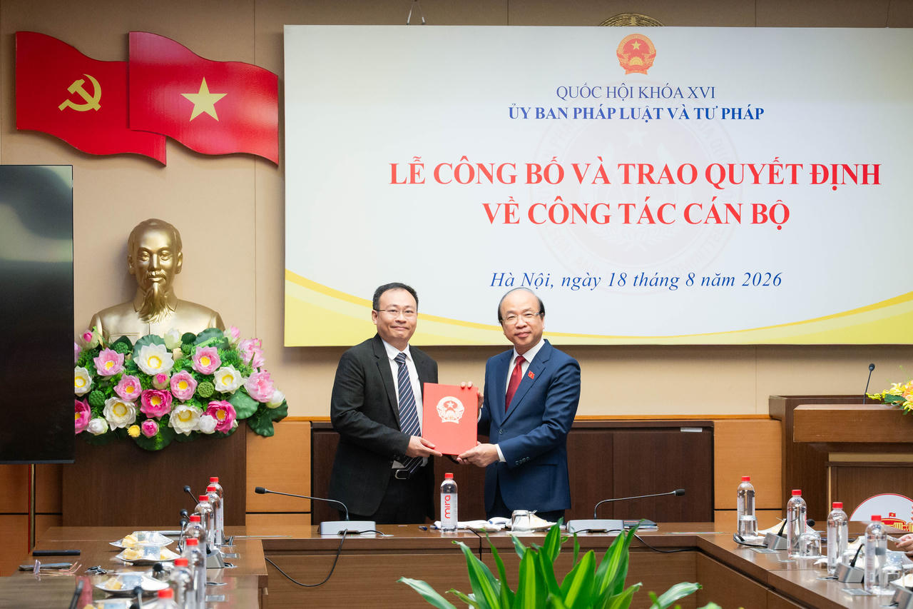 Bí thư Đảng ủy Ủy ban, Chủ nhiệm Ủy ban Pháp luật và Tư pháp Phan Chí Hiếu trao Quyết định cho Tân Phó Vụ trưởng Vụ Pháp luật và Tư pháp Vũ Đức Dũng