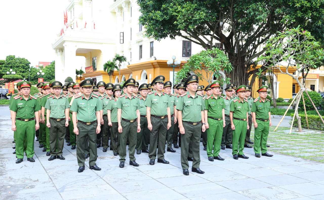 Đoàn đại biểu do Đại tá Cù Quốc Thắng, Giám đốc Công an tỉnh Ninh Bình làm Trưởng đoàn. (Ảnh Công an tỉnh Ninh Bình)