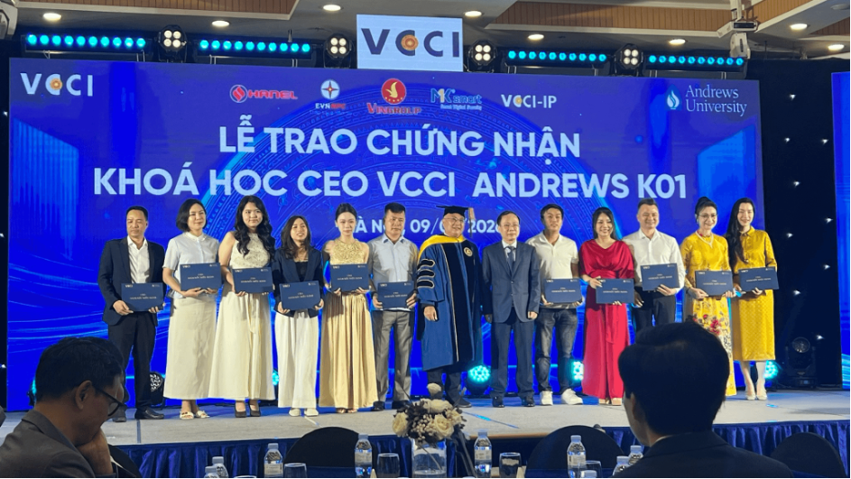      Phó Chủ tịch VCCI Bùi Trung Nghĩa và Giám đốc Đại học Andrews tại Việt Nam trao Chứng nhận tốt nghiệp cho học viên VCCI CEO-Andrews.