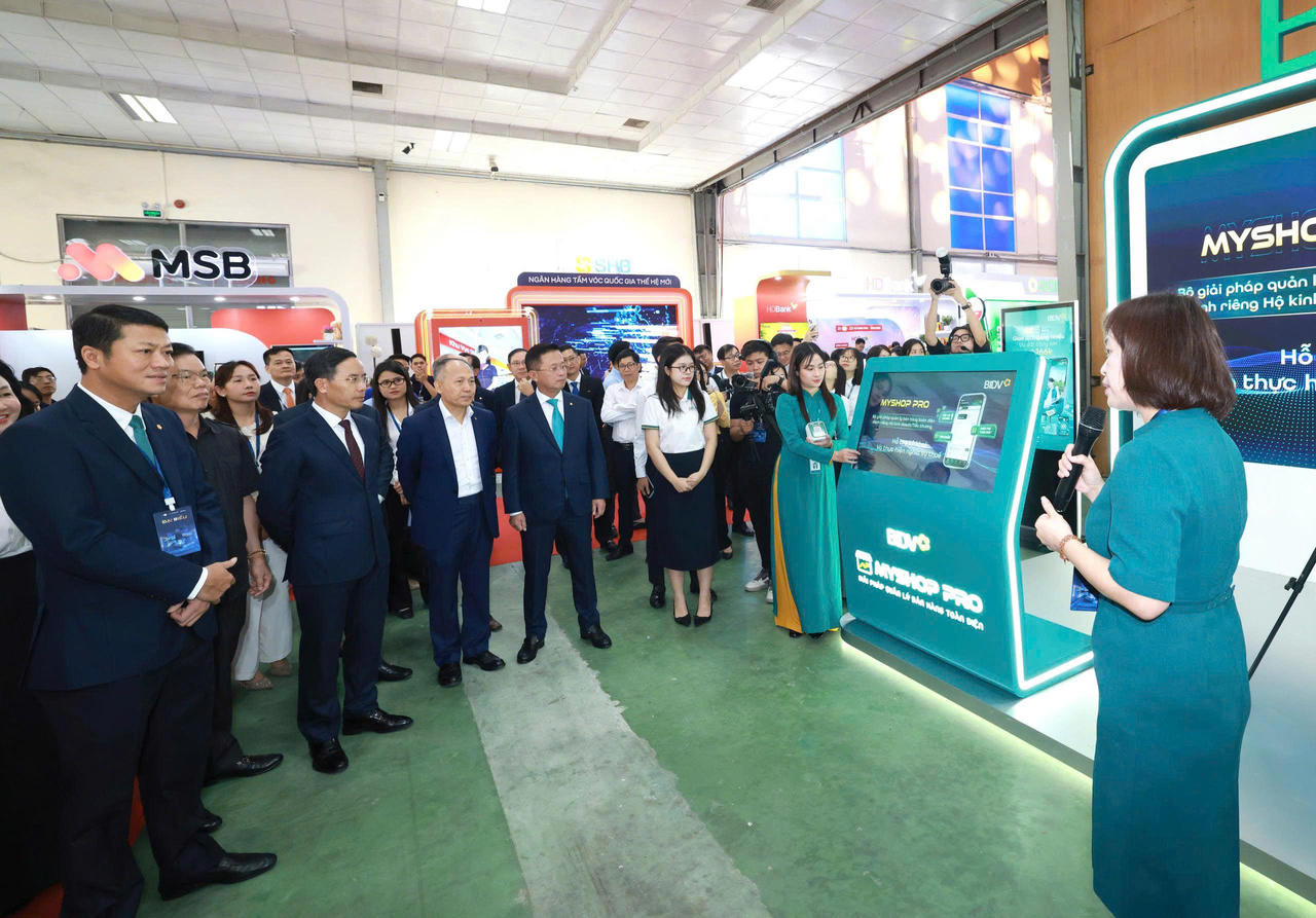 Đoàn đại biểu tham quan gian hàng công nghệ của BIDV. Ảnh: BIDV
