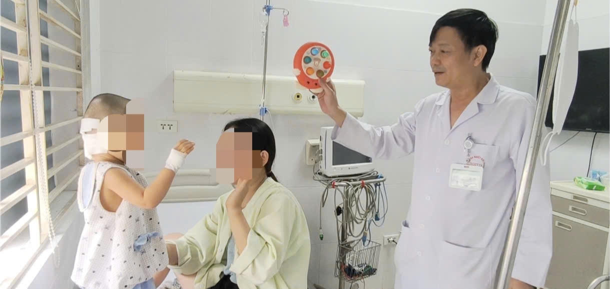 Bé gái 27 tháng tuổi nguy kịch sau cú ngã đập đầu xuống nền nhà