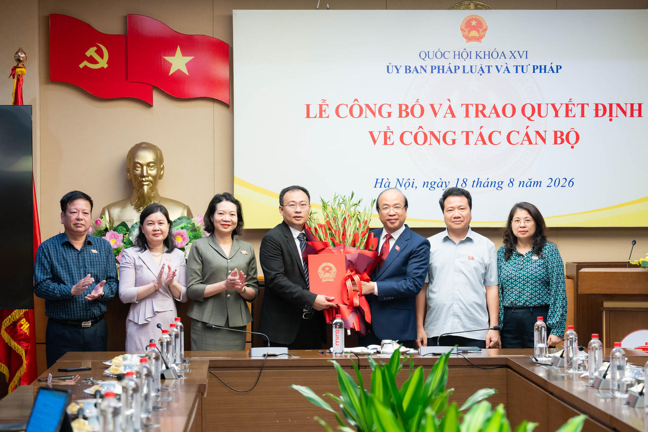 Thường trực Ủy ban Pháp luật và Tư pháp tặng hoa chúc mừng tân Phó Vụ trưởng Vụ Pháp luật và Tư pháp Vũ Đức Dũng

