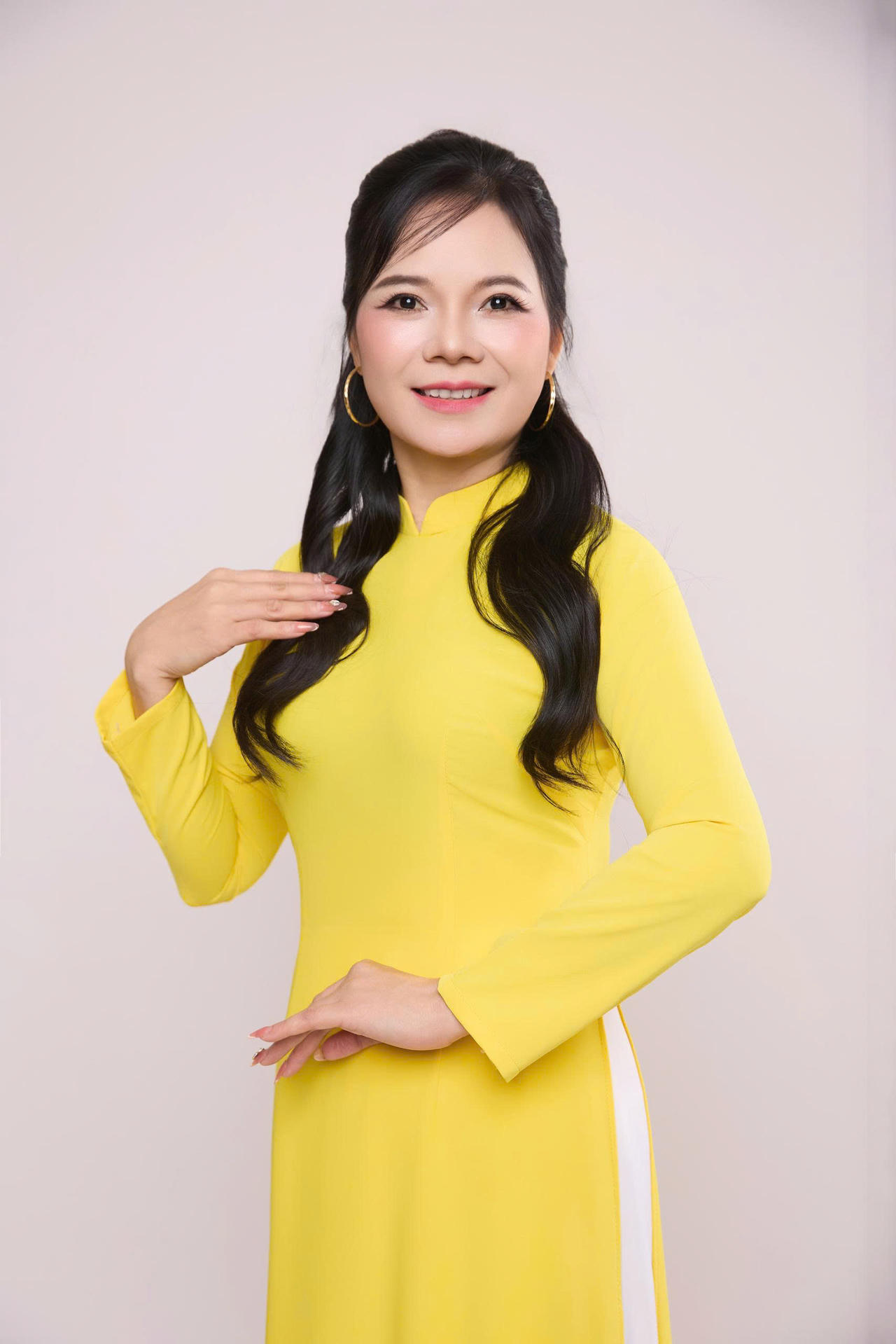 Thí sinh Nguyễn Thị Mận khoe thần thái tự tin trong tà áo dài