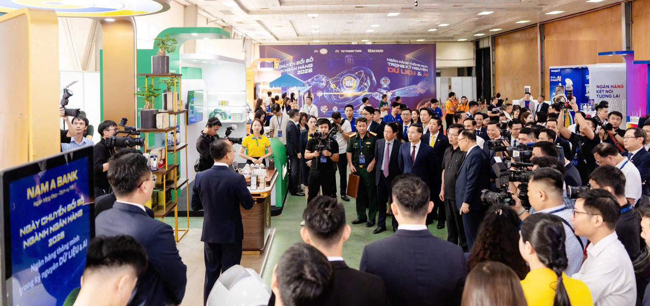 Ông Phạm Đức Ấn - Thống đốc NHNN, tham quan gian trưng bày công nghệ Nam A Bank. Ảnh: NAB