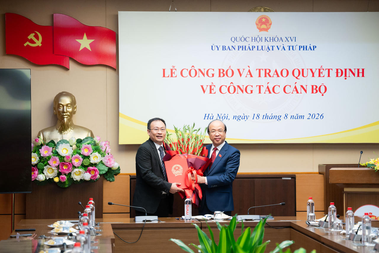 Ủy ban Pháp luật và Tư pháp tổ chức công bố và trao Quyết định về công tác cán bộ