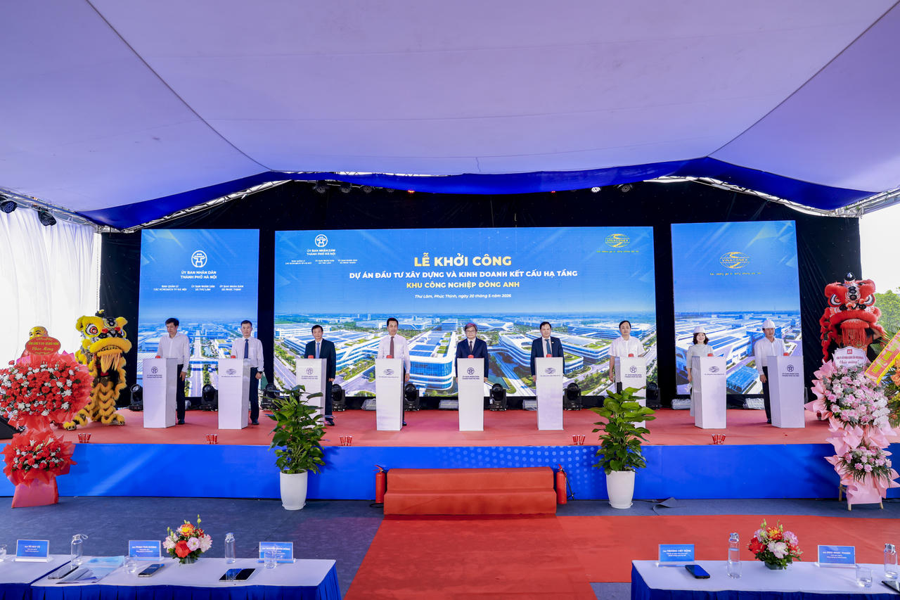 Các đại biểu thực hiện nghi thức khởi công Dự án Khu công nghiệp Đông Anh ngày 20/5/2026 (vinaconex).