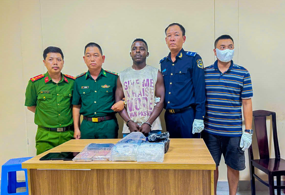 Phát hiện 2kg ma túy đá, 2 bánh heroin giấu trong kiện hàng