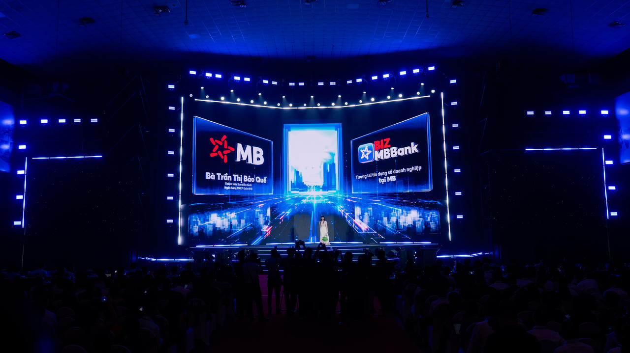 Đại diện MB giới thiệu cách BIZ MBBank ứng dụng AI để tối ưu hành trình vay vốn doanh nghiệp. (Nguồn: MB)