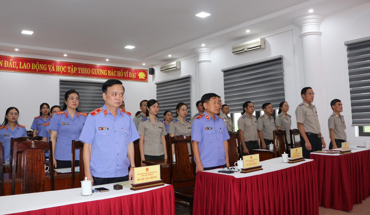L&atilde;nh đạo Viện KSND tỉnh v&agrave; Cơ quan THADS tỉnh Quảng Trị c&ugrave;ng c&aacute;c đại biểu thực hiện nghi thức ch&agrave;o cờ tại lễ k&yacute; kết Quy chế phối hợp. (Ảnh: Minh Phương)