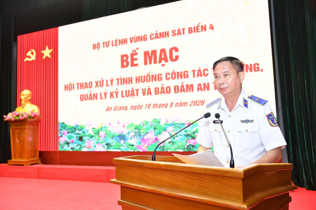 Thiếu tướng Nguyễn Văn Dũng - Bí thư Đảng ủy, Chính ủy Bộ Tư lệnh Vùng Cảnh sát biển 4, Trưởng ban Tổ chức Hội thao phát biểu bế mạc Hội thao. Ảnh: Đức Thái