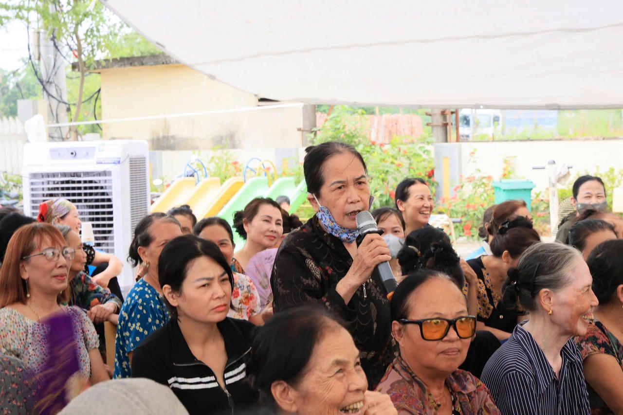 Đông đảo người dân thôn Đường Yên tham dự hội nghị, nghe thông tin về kế hoạch và các chính sách liên quan đến công tác giải phóng mặt bằng.
