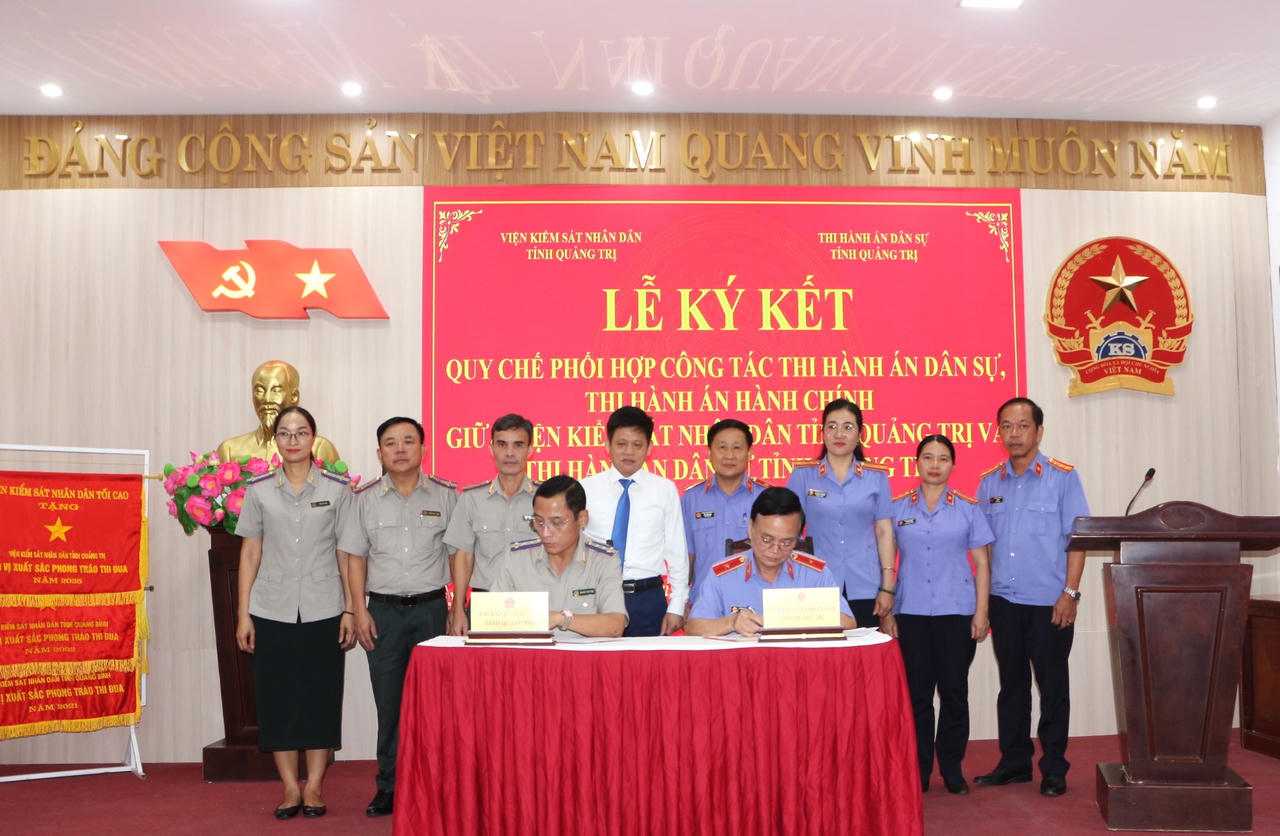&Ocirc;ng L&ecirc; Văn Bảo, Ph&oacute; Chủ tịch UBND tỉnh, Trưởng Ban Chỉ đạo THADS tỉnh v&agrave; c&aacute;c đại biểu chứng kiến đại diện hai ng&agrave;nh k&yacute; kết Quy chế phối hợp. (Ảnh: Minh Phương)