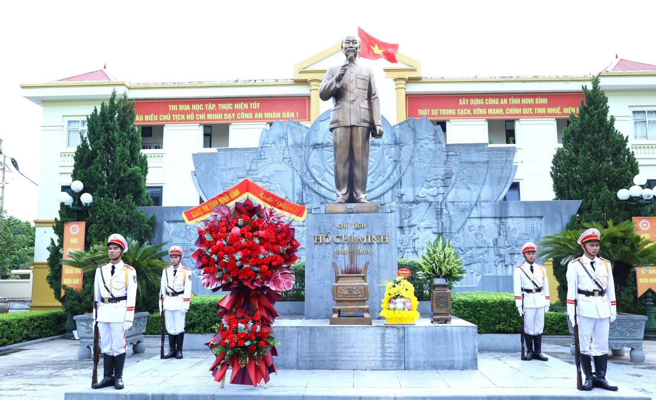Công an tỉnh Ninh Bình dâng hoa, dâng hương tưởng niệm Chủ tịch Hồ Chí Minh