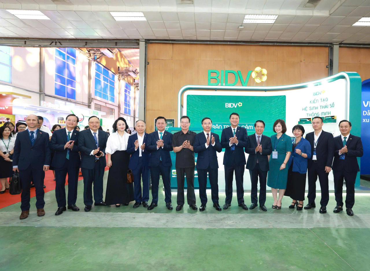 Lãnh đạo NHNN, lãnh đạo bộ, ngành và BIDV chụp ảnh lưu niệm tại sự kiện. Ảnh: BIDV