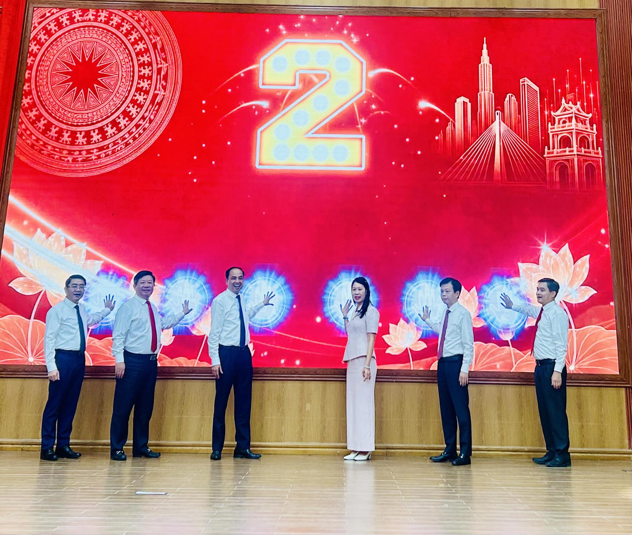 Các lãnh đạo phường Tây Hồ ấn nút phát động cuộc thi trực tuyến "Thủ đô Hà Nội cùng dân tộc trong kỷ nguyên mới" (Ảnh: Ngọc Hương).