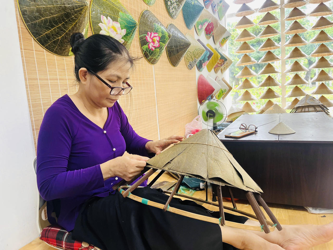 Nón lá sen xứ Huế: Đánh thức hồn sen trên vành nón 
